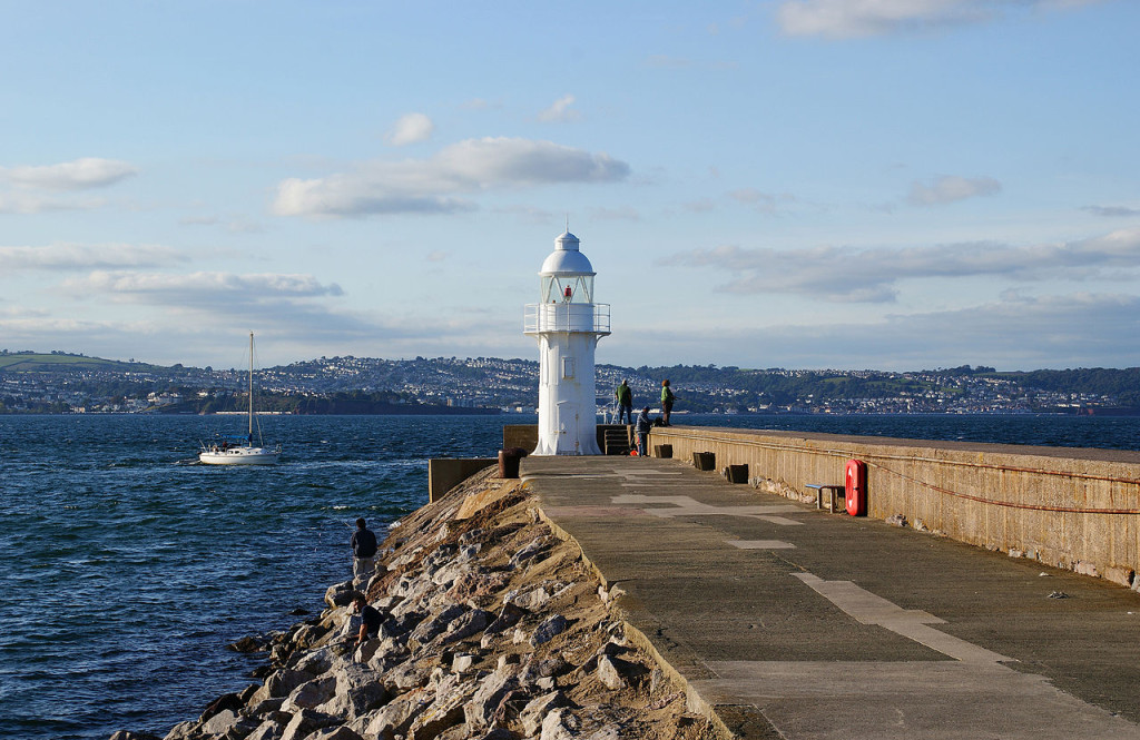 1280px-Breakwater_light