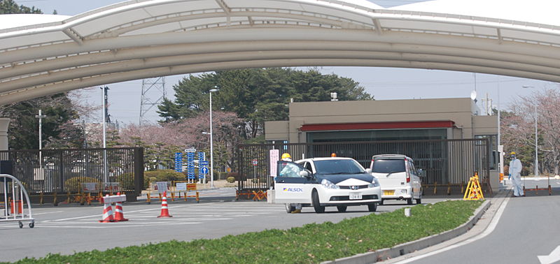 Ingresso principale della centrale di Fukushima 1, il 13 aprile 2011: il personale indossa indumenti e presidi protettivi.