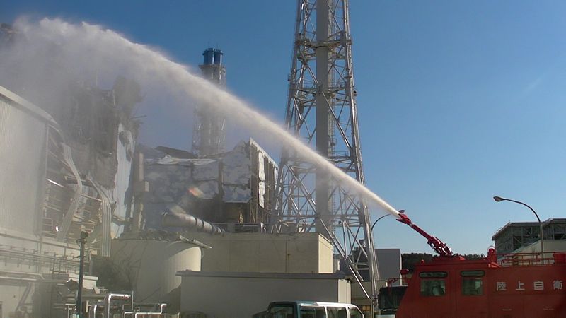 Fukushima, 2011: autopompa getta acqua sul reattore 3 poco dopo il disastro.