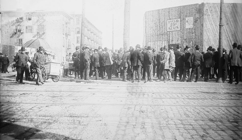 Coda per entrare in un campo da baseball a Brooklyn nel 1908 circa.