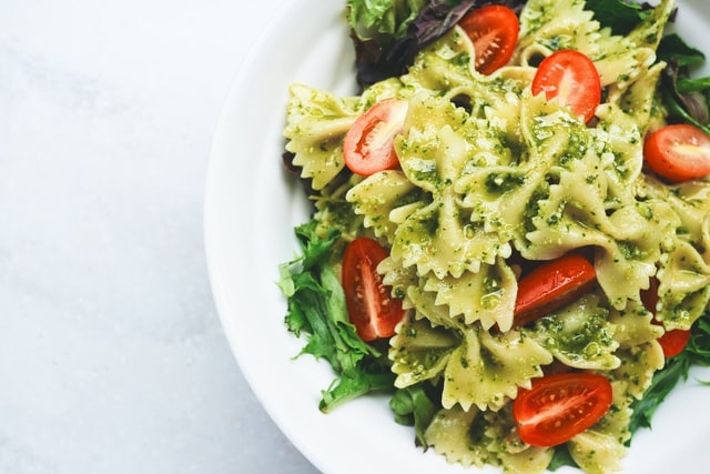 piatto di pasta con pesto