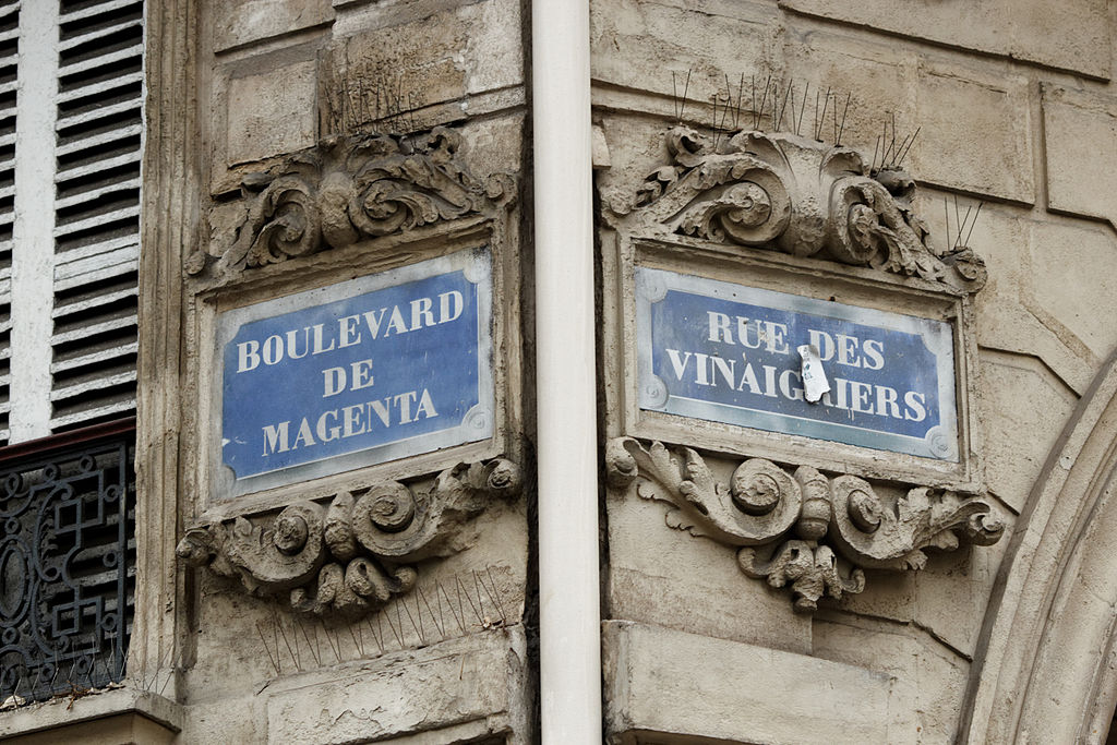 Angle_boulevard_de_Magenta_rue_des_Vinaigriers_(Paris)