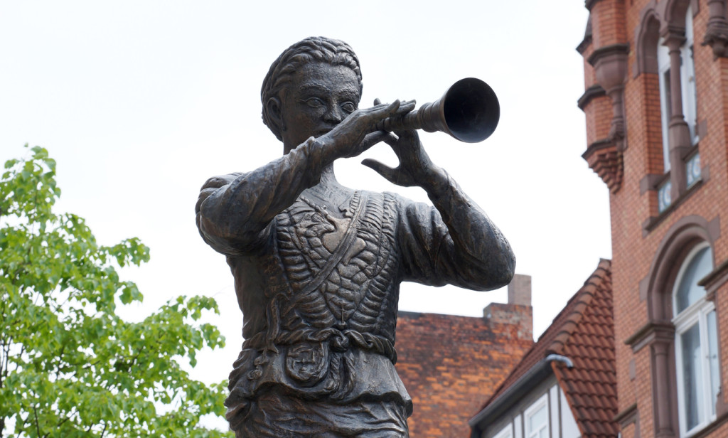 Statua del "pifferaio magico" ad Hameln, in Germania (© buecax/Depositphotos)