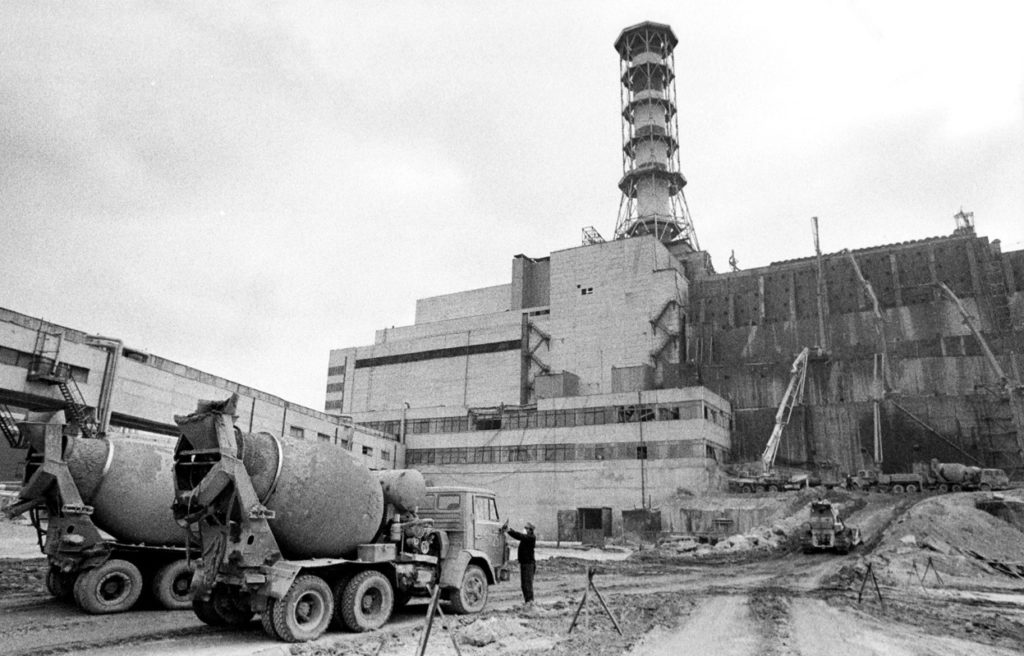 Centrale di Černobyl’ (CNPP), 1986: inizio della costruzione del cosiddetto "sarcofago".