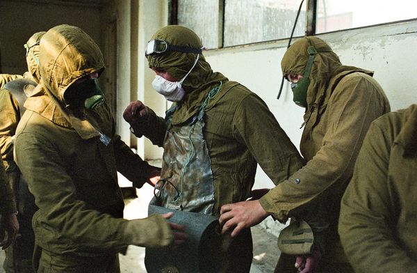 Černobyl’, 1986: militari si preparano a salire sul tetto