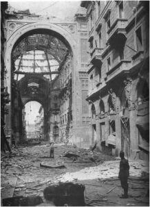 La Galleria Vittorio Emanuele II danneggiata dai bombardamenti nell'agosto del 1943.