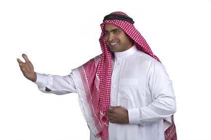 Arabo fa gesto di benvenuto