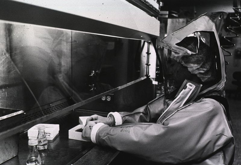 USA,1987: operatore del Centers for Disease Control maneggia agenti biologici in un laboratorio virologico di massimo contenimento.
