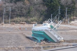 Una imbarcazione portata nell'entroterra dallo tsunami a Namie, nella prefettura di Fukushima.