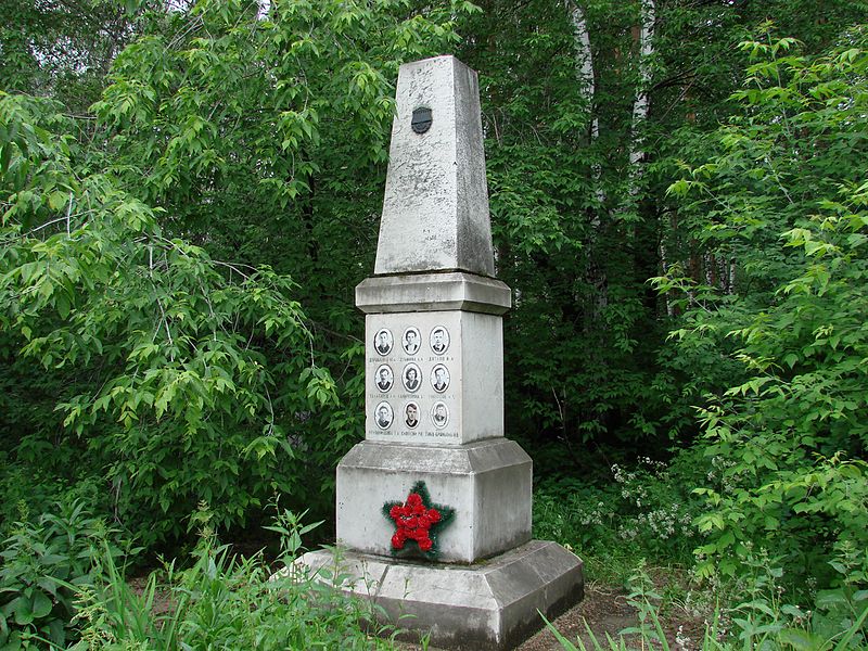 Monumento alle vittime del Passo Djatlov nel cimitero di Ekaterinburg.