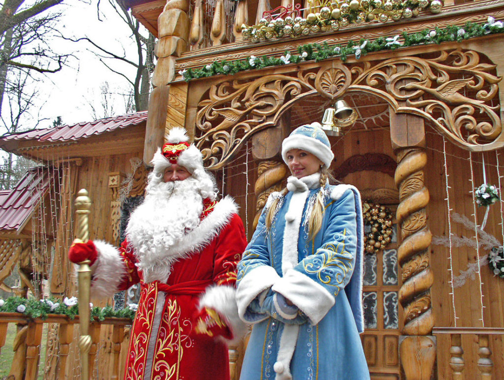 Nonno Gelo e Sneguročka negli abiti tradizionali, a Belovezhskaya Pushcha in Bielorussia.