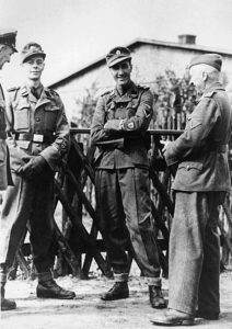 Membri del "British Free Corps" della Waffen SS:, Kenneth Berry e Alfred Minchin, con ufficiali tedeschi nell'aprile del '44.
