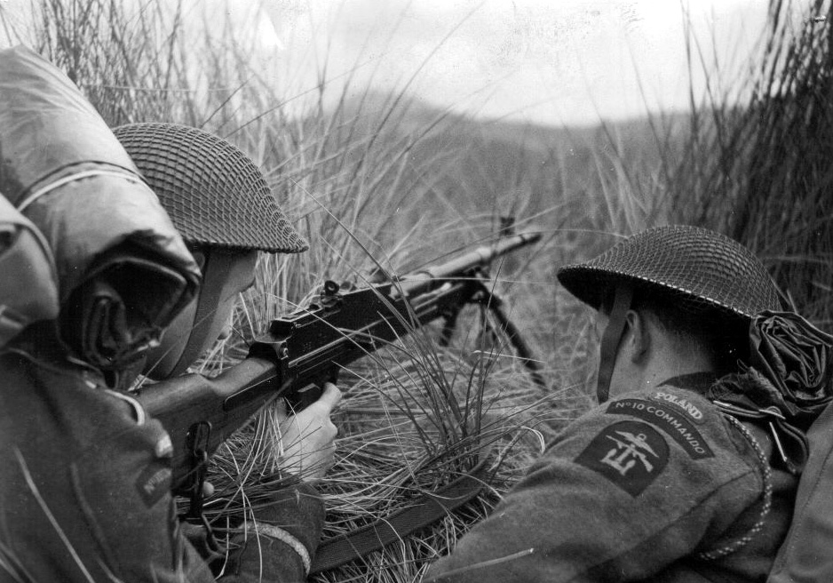 Uomini della No. 6 Polish Troop in esercitazione, Scozia 1943. Notare i distintivi del No.10 Commando, polacchi e delle Operazioni Combinate