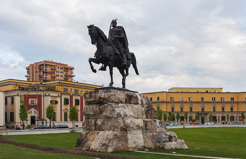 Monumento equestre a Skanderbeg a Tirana, Albania