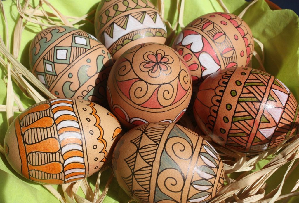 Uova di gallina decorate a mano per Pasqua