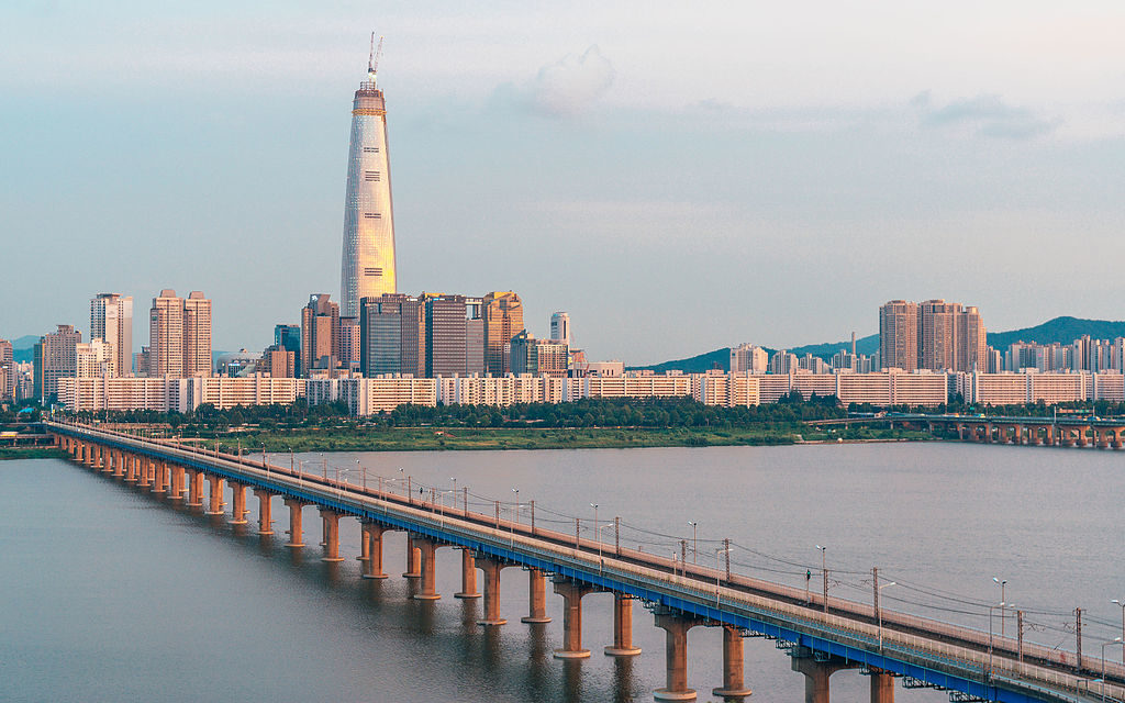 veduta di Seoul al tramonto con la Lotte World Tower (Corea)