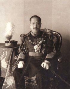 Re Sunjong di Corea indossa l'abito l'abito di corte dell'Impero Giapponese, 1910 c.a