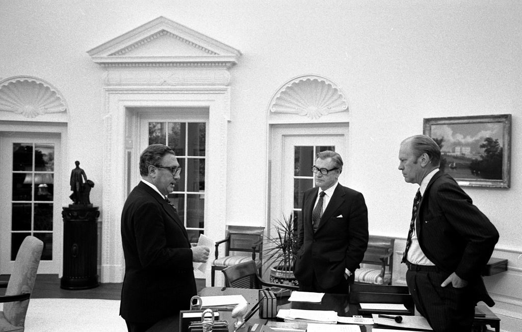 Il presidente Ford (a destra) con il vice presidente Rockfeller (al centro) e il segretario di stato Kissinger nello studio ovale della Casa Bianca, mentre discutono dell'evacuazione di Saigon il 28 aprile del 1975.