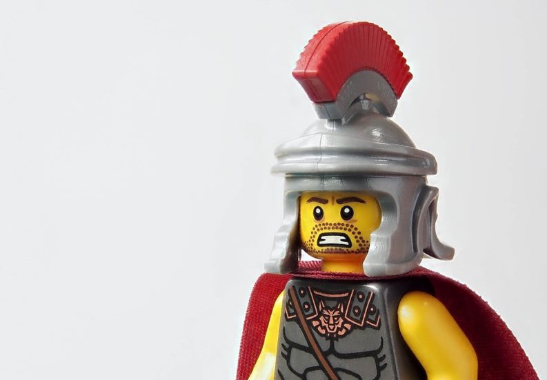 Minifigure Lego con abbigliamento da soldato romano