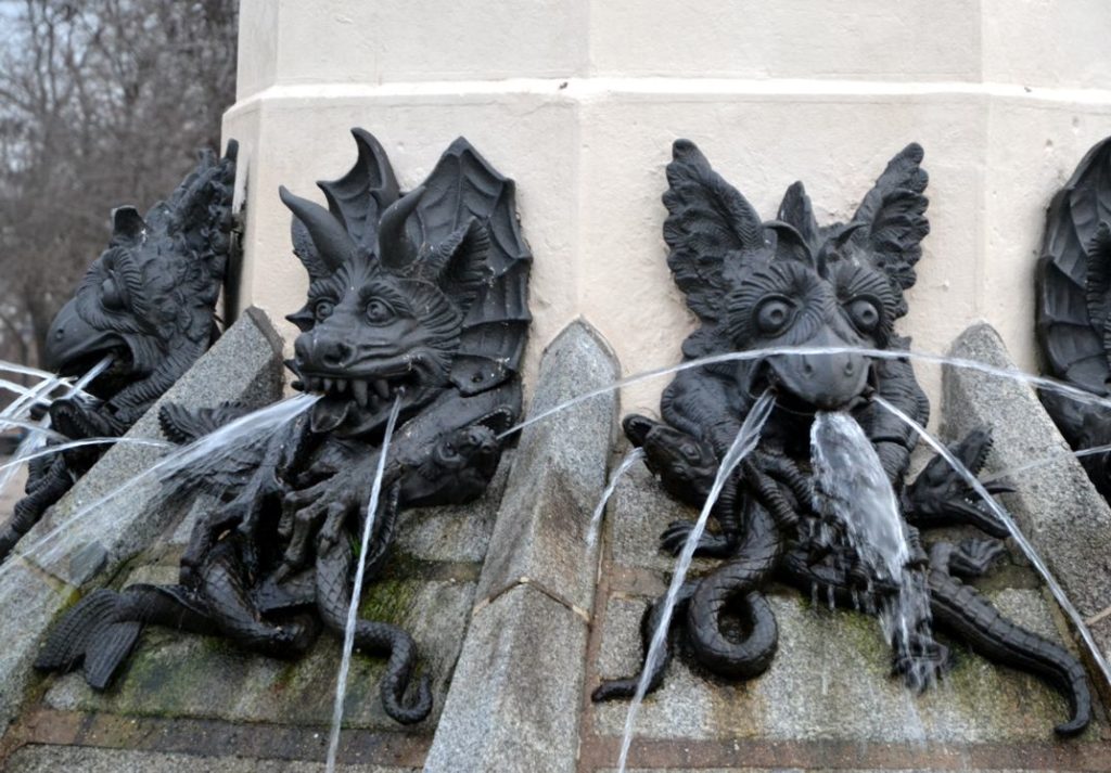 Fuente del Ángel Caído, dettaglio delle maschere