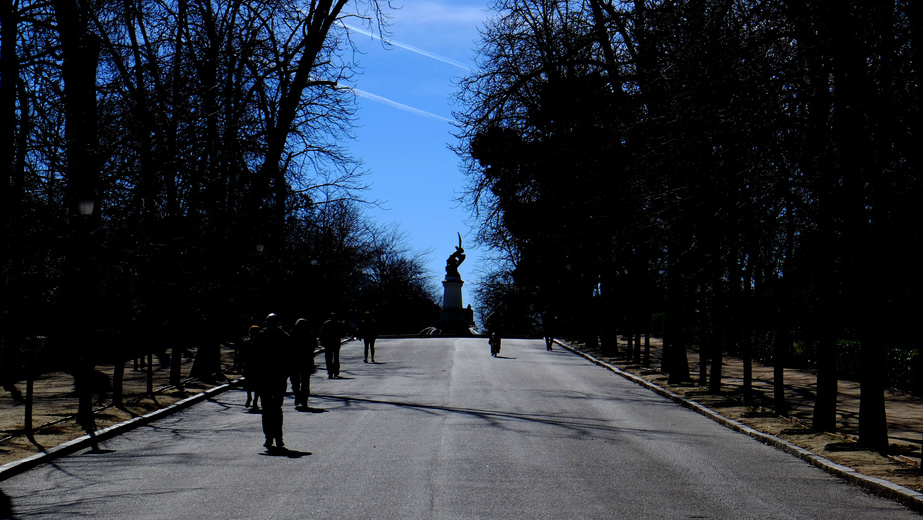 Paseo Fernán Núñez, sullo sfondo la Fuente del Ángel Caído