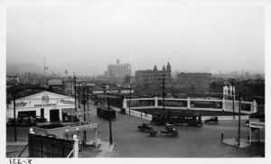 Los Angeles, 1922: traffico all'incrocio tra North Broadway e Sunset Boulevard