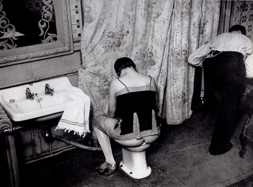 Parigi, 1930: una prostituta usa un bidet in una casa di tolleranza.
