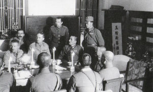 Il generale Maltby discute la resa con i giapponesi al Pensinsula Hotel di Hong Kong, il 25 dicembre 1941.
