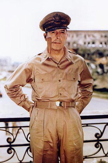 Douglas MacArthur a Manila nel 1945