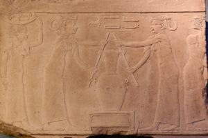 Egitto, fabbricazione del profumo di giglio: dalla decorazione di una tomba della IV dinastia (2500 a.C.).