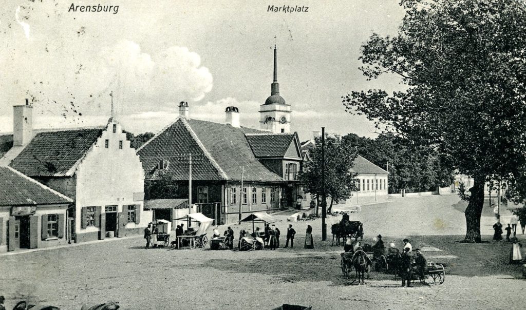 Kuressaare, già Arensburg, in una cartolina del 1900.