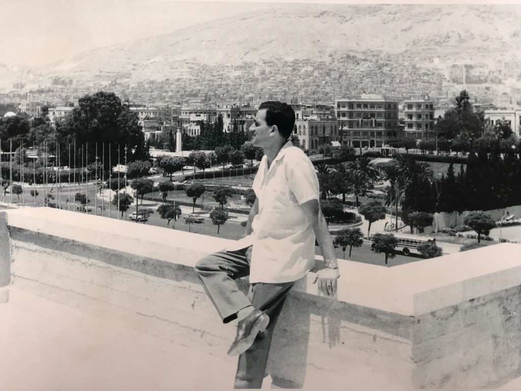 Eli Cohen nella sua residenza di Damasco nel 1963.