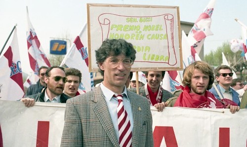 Umberto Bossi al primo raduno di Pontida nel 1990