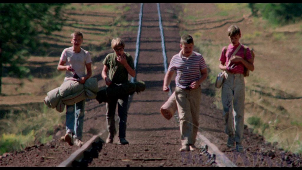 ragazzini camminano lungo la ferrovia