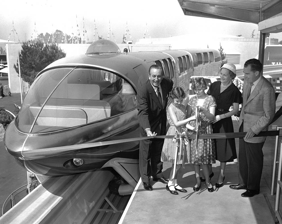 Famiglia Nixon e Walt Disney tagliano il nastro inaugurale alla stazione di Tomorrowland. 