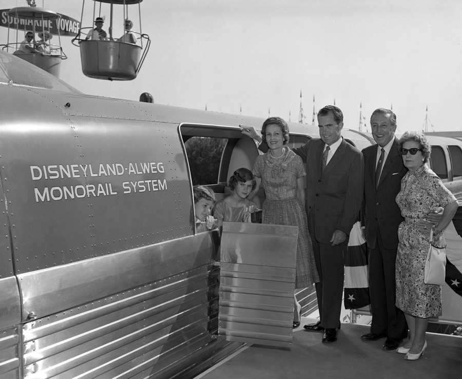 La famiglia Nixon, Walt e Lilian Disney all'inaugurazione della monorataia Disneyland-Alweg
