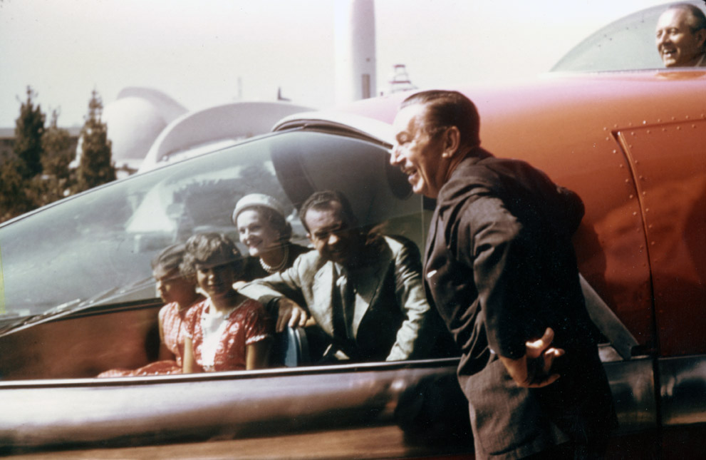 Walt Disney con la famiglia Nixon all'inaugurazione della monorotaia Alweg-Disneyland.