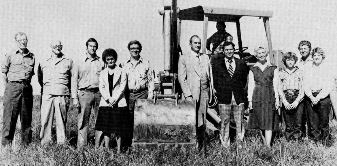 Foto di gruppo con escavatore