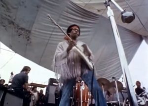 Jimi Hendrix suona l'inno nazionale a Woodstock lunedì 18 agosto del 1969.