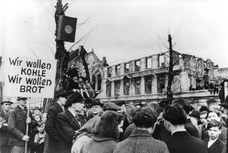 "Vogliamo il carbone, vogliamo il pane!" Manifestazione a Krefeld durante l'inverno della fame del 1946-47. Gli oppositori del Piano Morgenthau temevano che un'economia puramente agraria non sarebbe stata in grado di sfamare la numerosa popolazione tedesca e che gli occupanti alleati nei territori tedeschi avrebbero presto dovuto affrontare una rivolta e un'anarchia su larga scala.